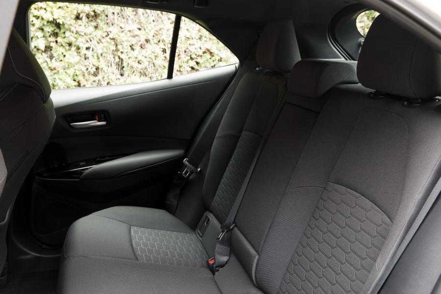 Интерьер Toyota Corolla SE Hatchback 2018 года  (NA) (фото 7 из 30)